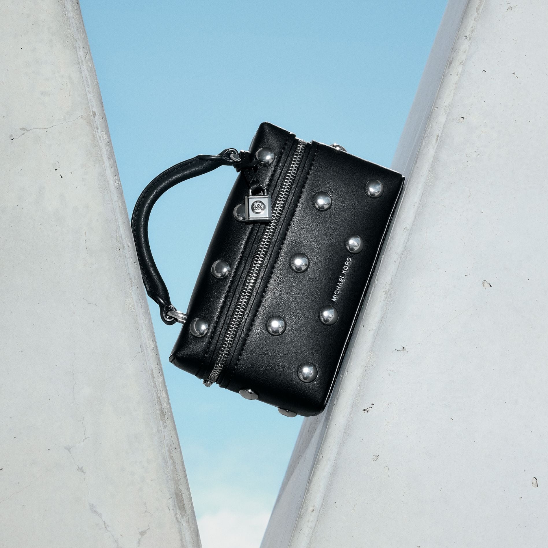 mini sac noir &agrave; clous