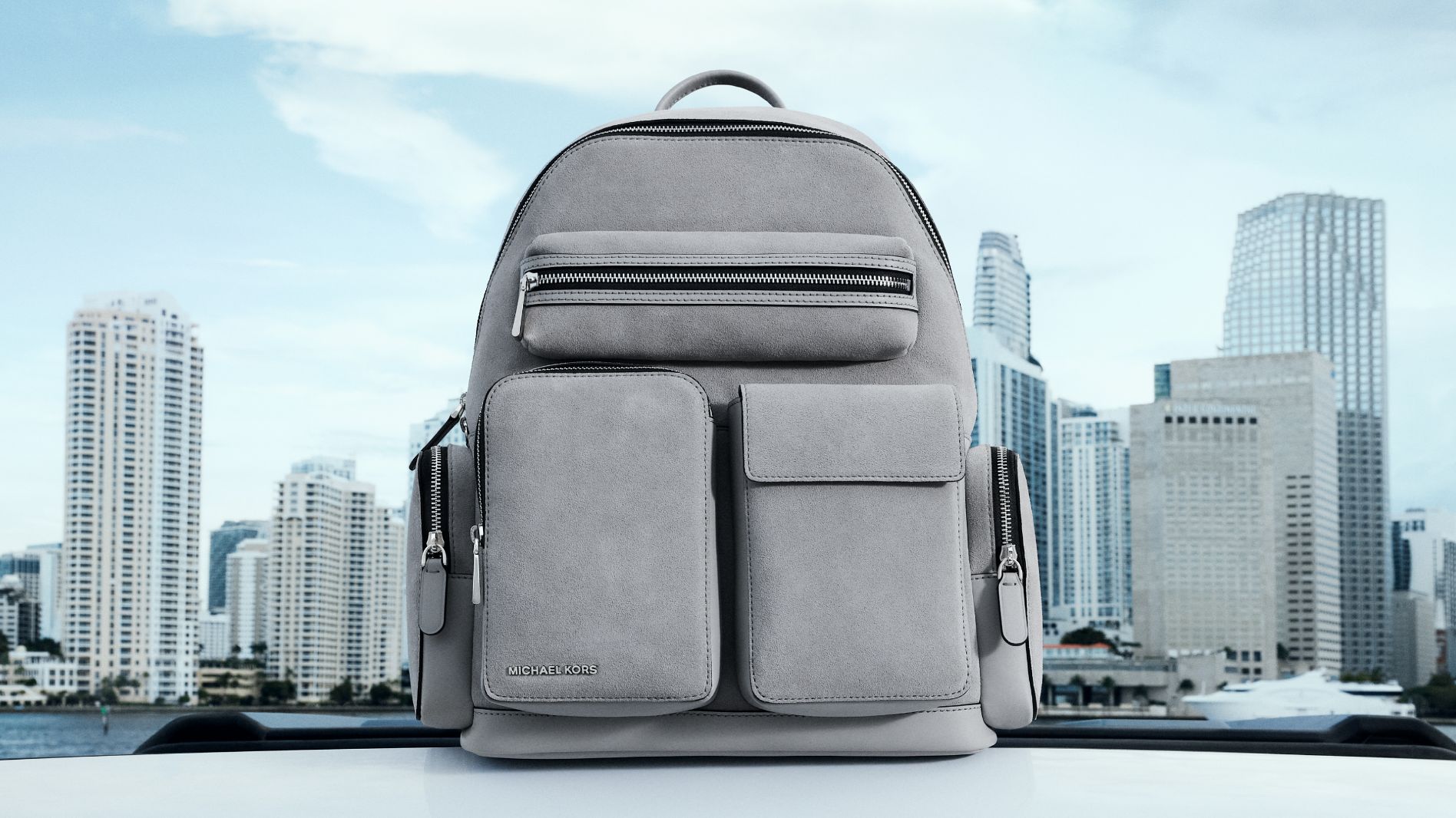 mochila de hombre de gamuza en tono gris