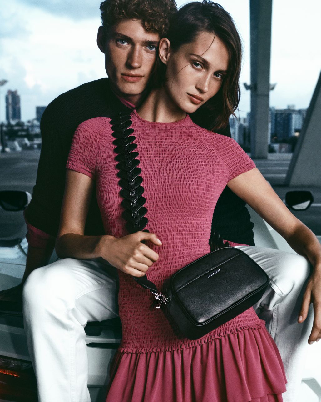 vestido, bandolera, gafas de sol y zapatos deportivos