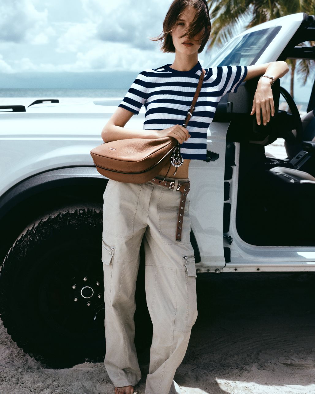 camiseta, pantalones, mocasines y bandolera nolita