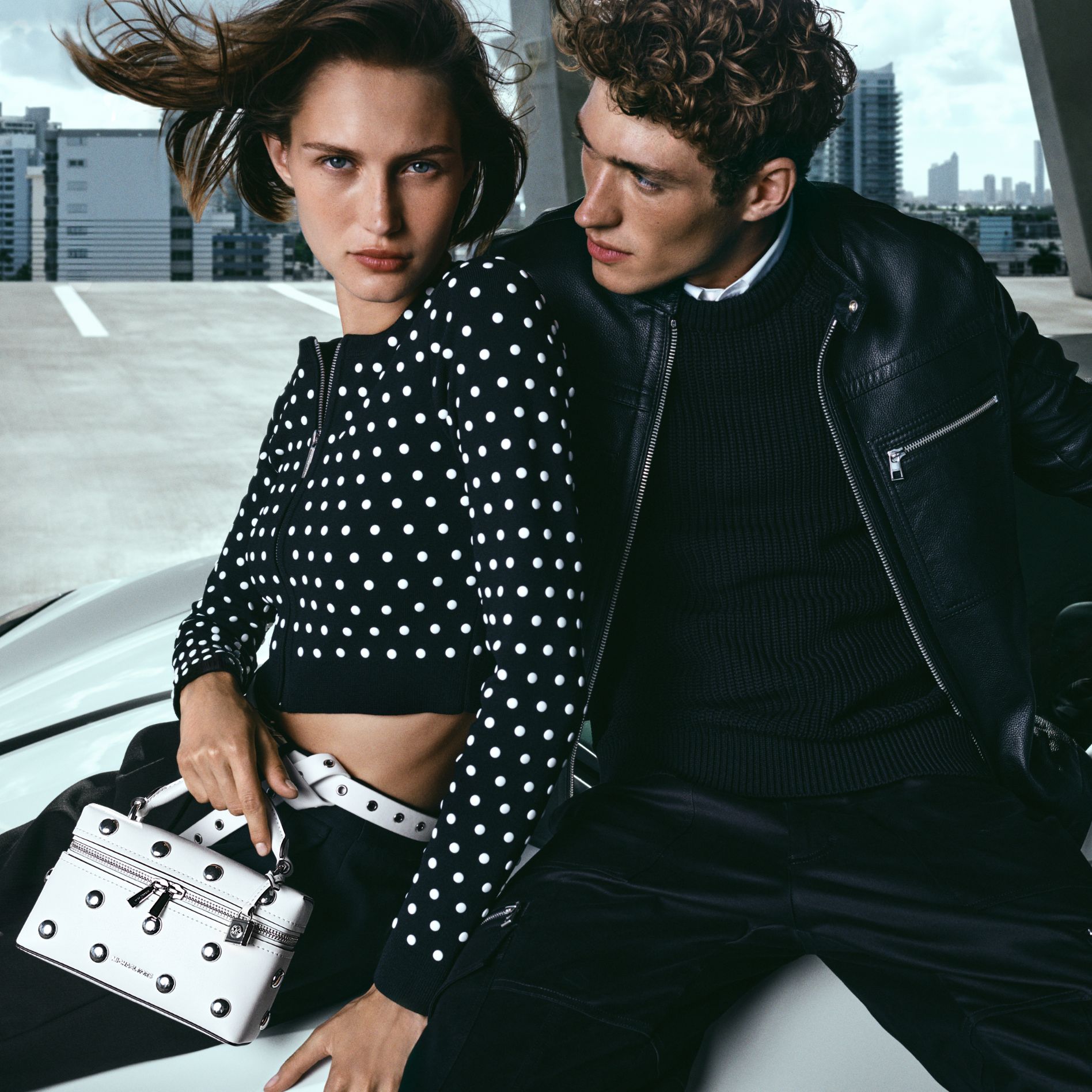 mannequins portant un cardigan &agrave; clous et une veste en cuir