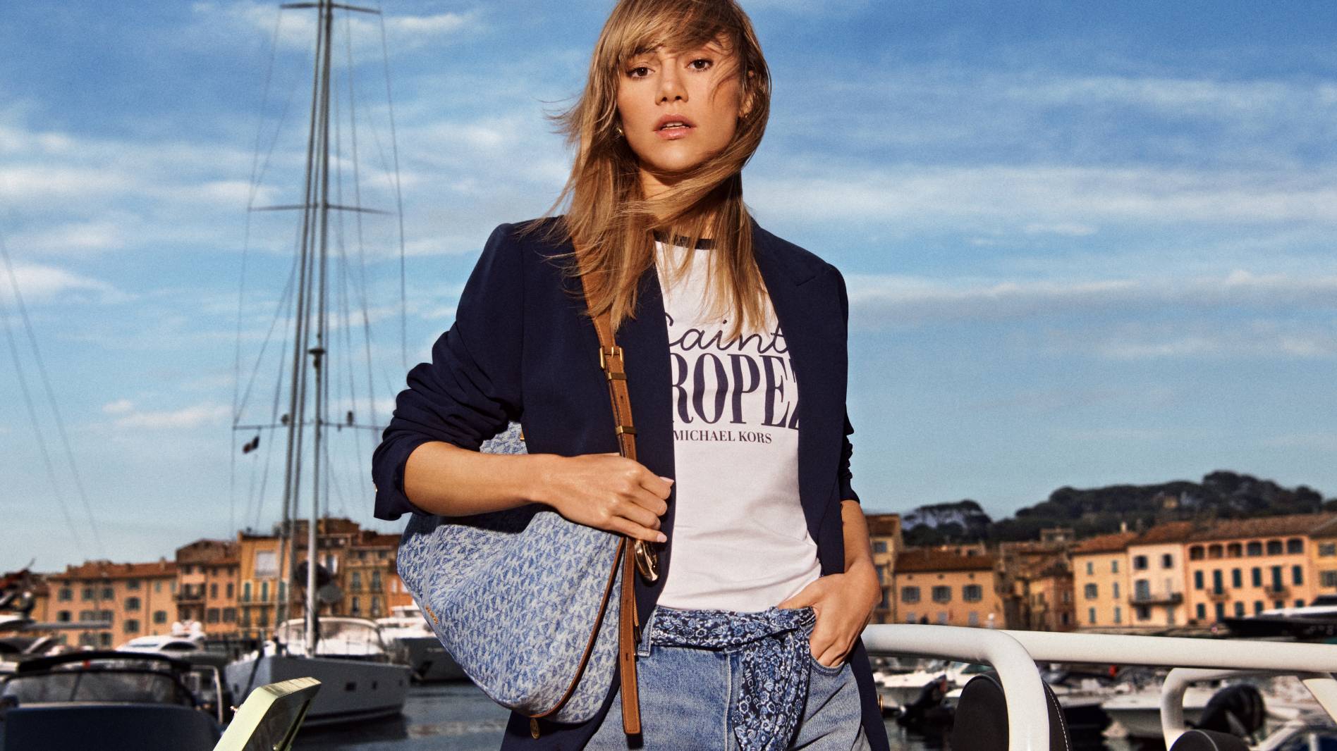 suki waterhouse con blazer en tono azul y bolso de hombro nolita de denim