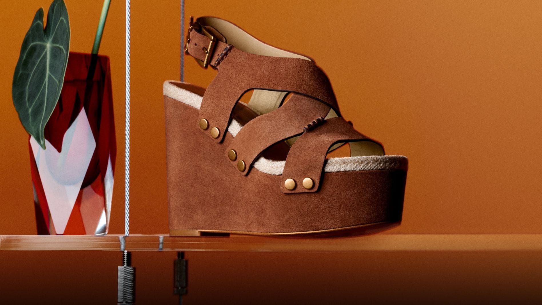 sandale &agrave; talon compens&eacute; en su&egrave;de brun