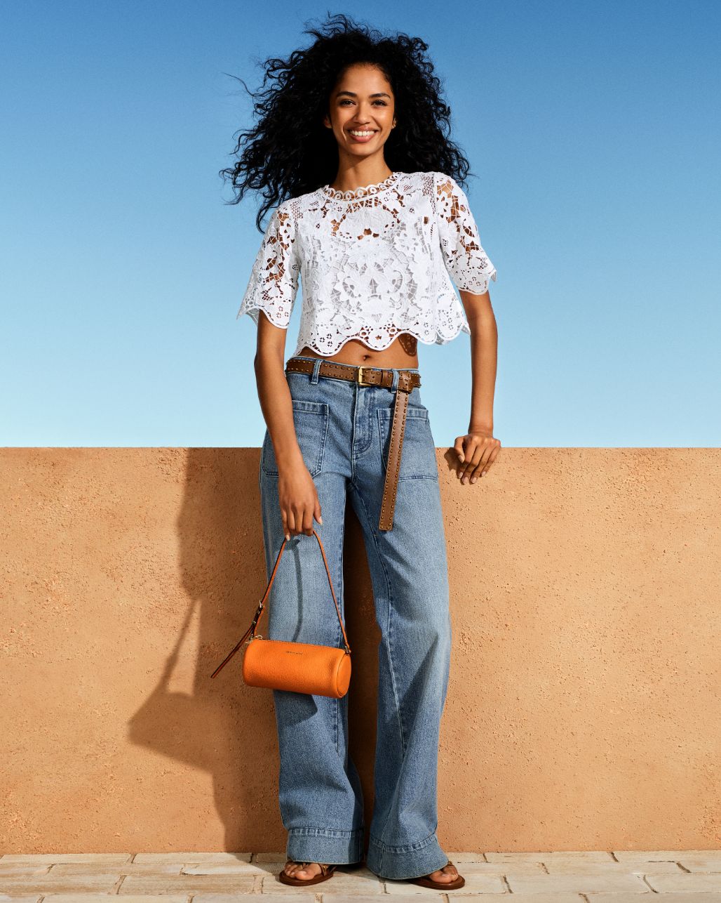 top de encaje, bolso pouchette izzy y sandalias