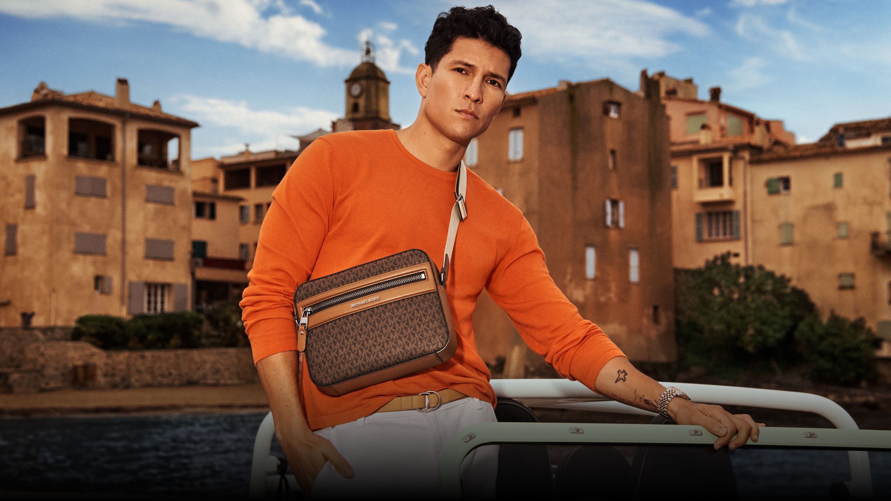 bandolera de hombre con logotipo