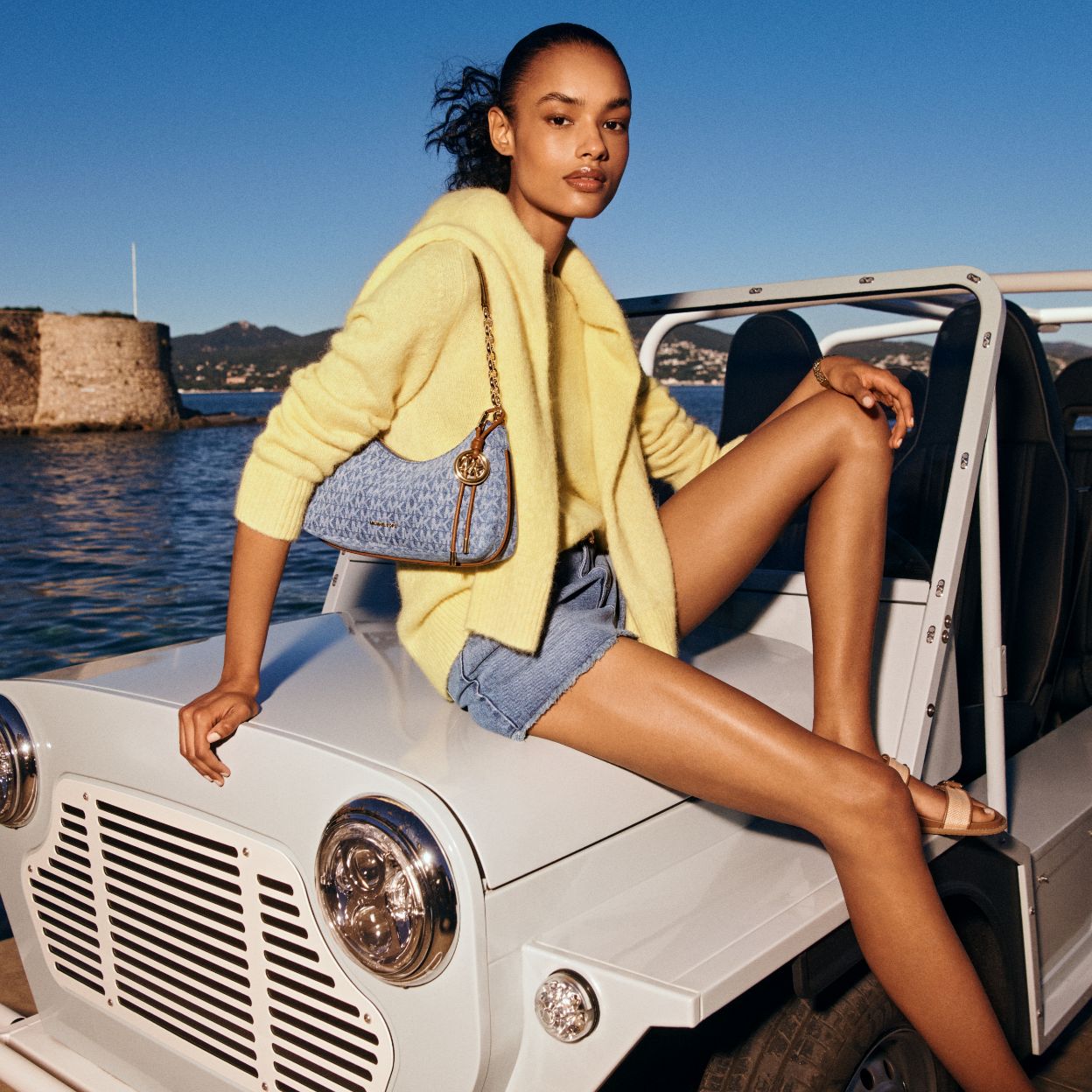 modelo con bolso de mano nolita de denim