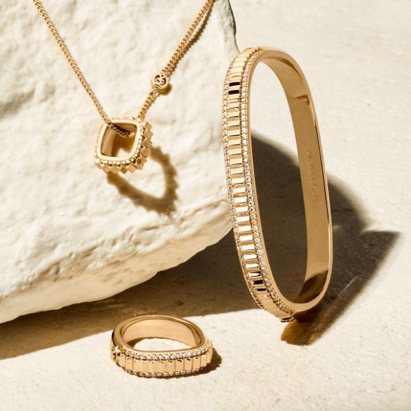 ensemble de bracelet, de bague et de collier de ton or