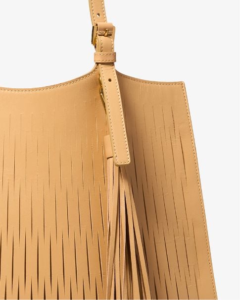 bolso de mano con flecos en tono beige