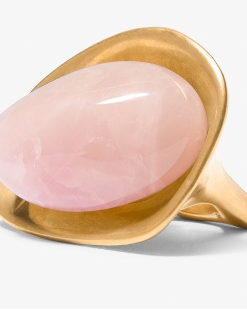 anillo con joya en tono rosa