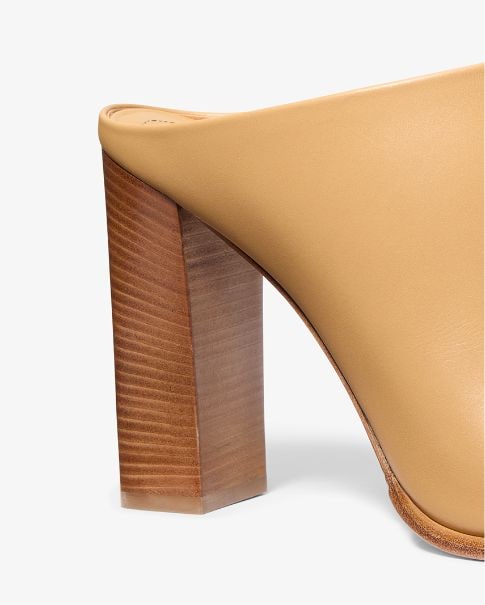 zapato de tac&oacute;n en tono beige