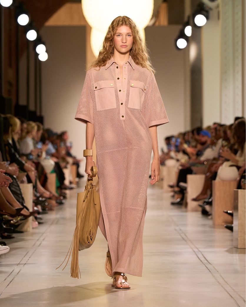 modelo con vestido en tono rosa