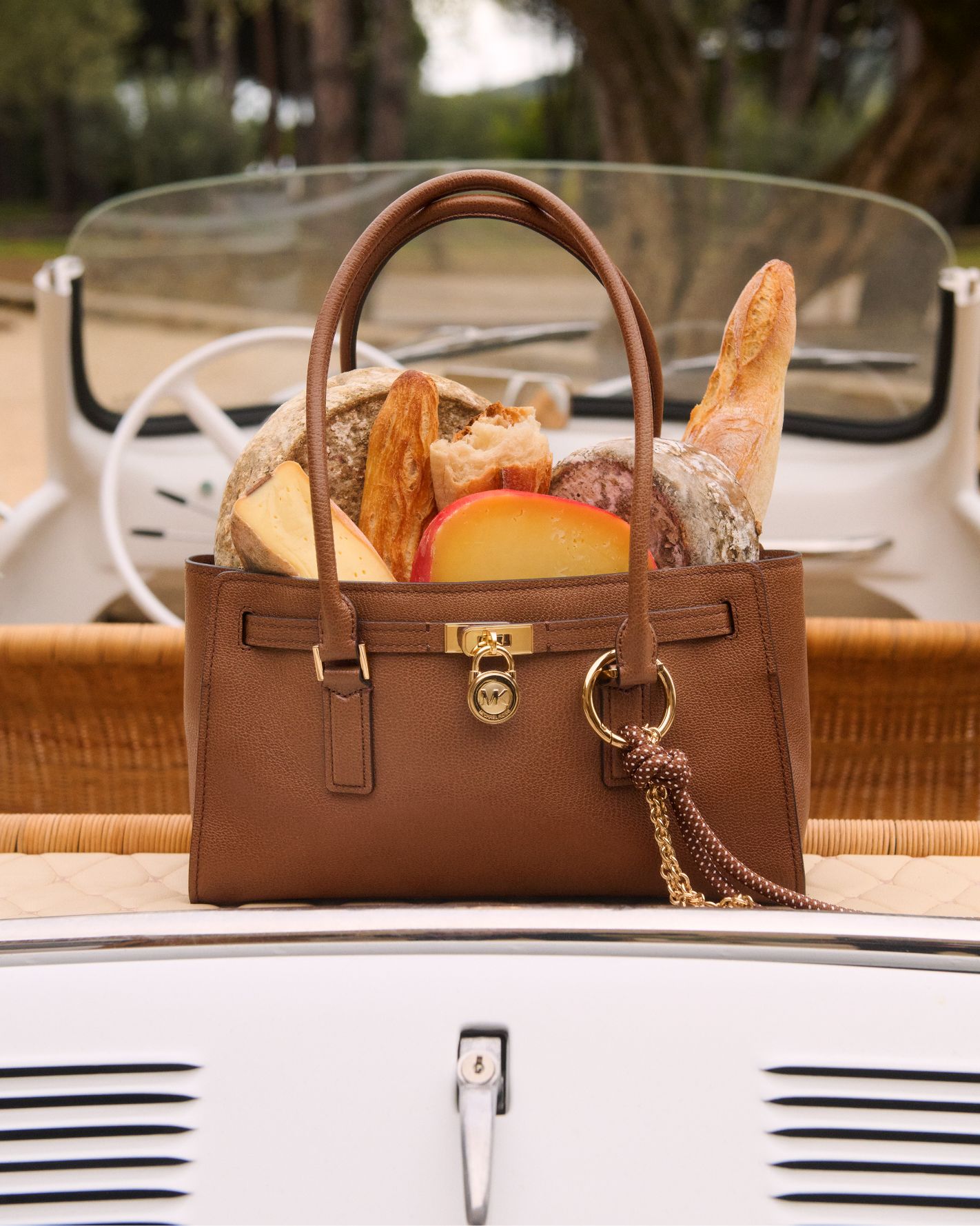 sac &agrave; main hamilton brun dans le village perch&eacute; de ramatuelle