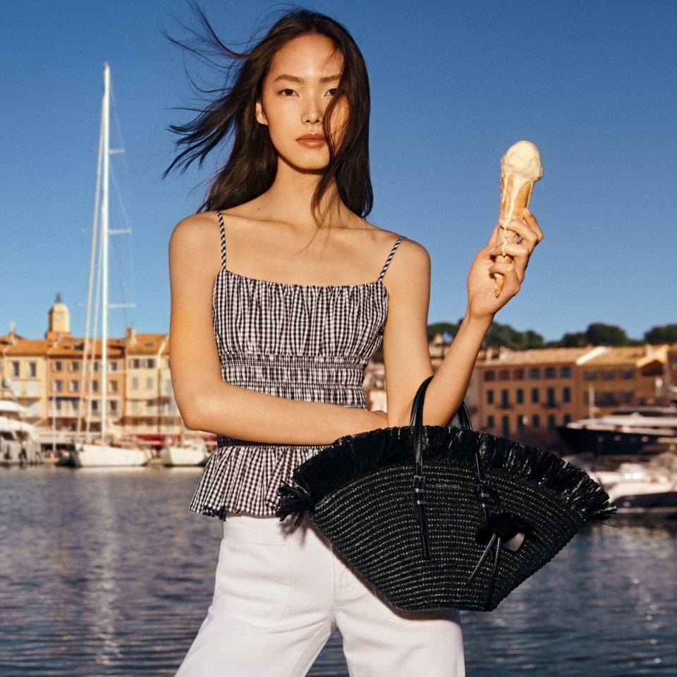 modelo con bolso de mano isa de rafia