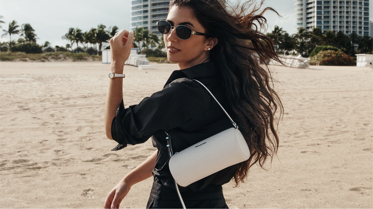 modelo con bolso mini cil&iacute;ndrico en tono blanco