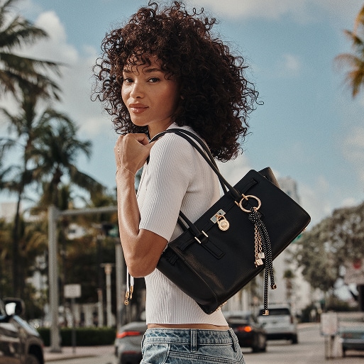 model carrying hamilton handbag