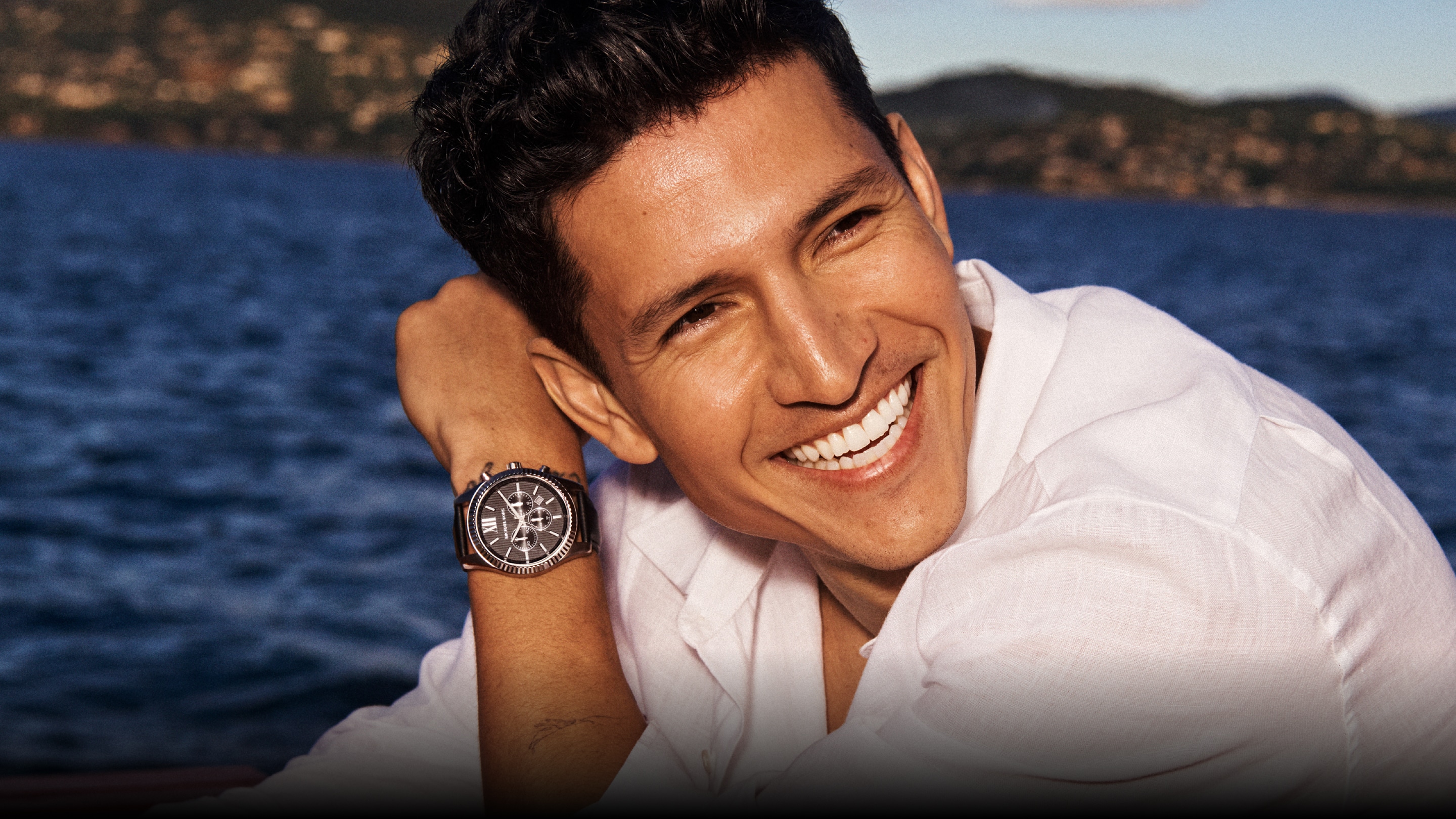 modelo masculino con un reloj michael kors