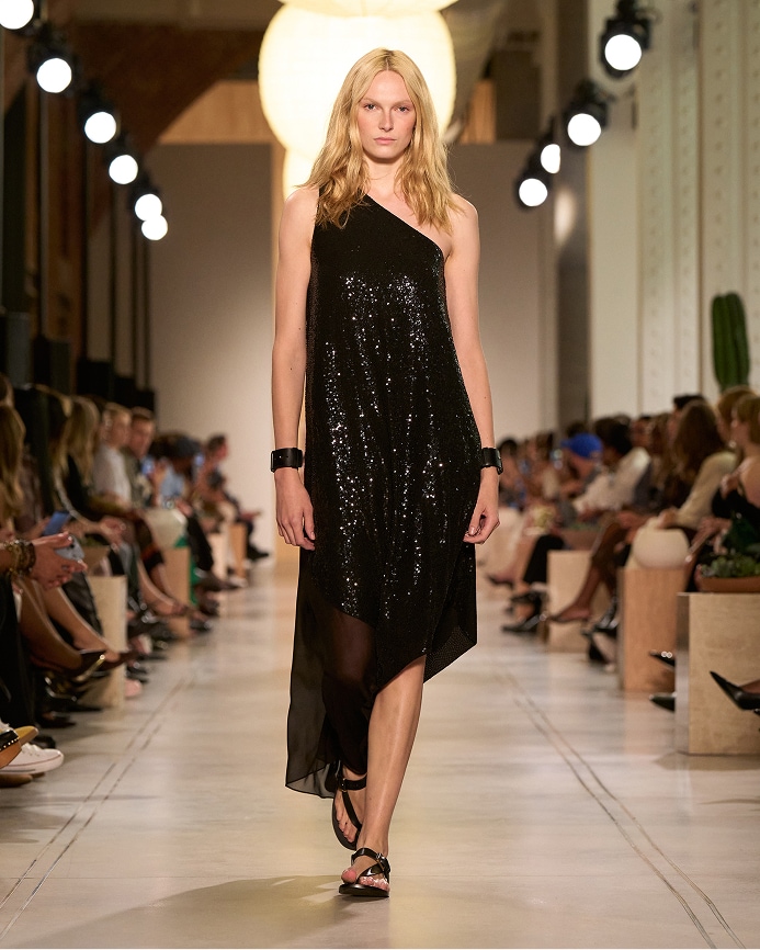modelo con vestido de lentejuelas en tono negro
