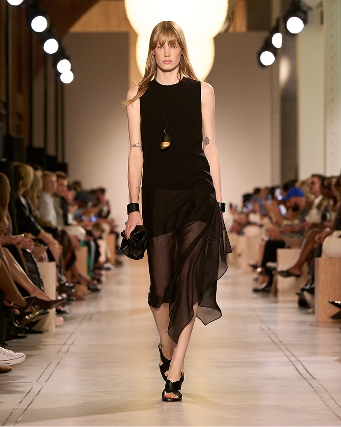 modelo con vestido de tejido transparente en tono negro