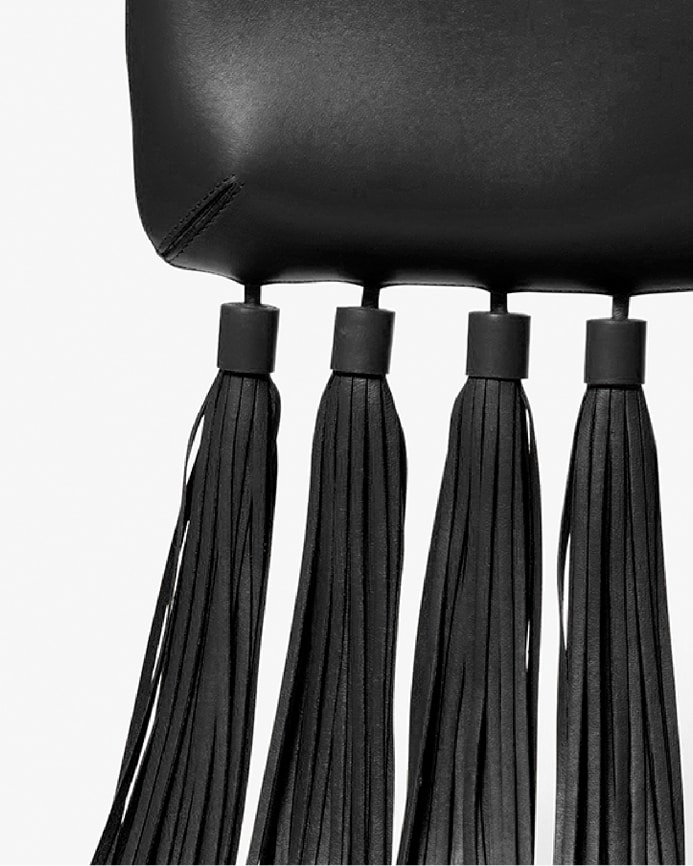 bolso de mano en tono negro con borlas