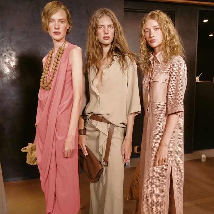 modelos con conjuntos de la colecci&oacute;n en tono rosa