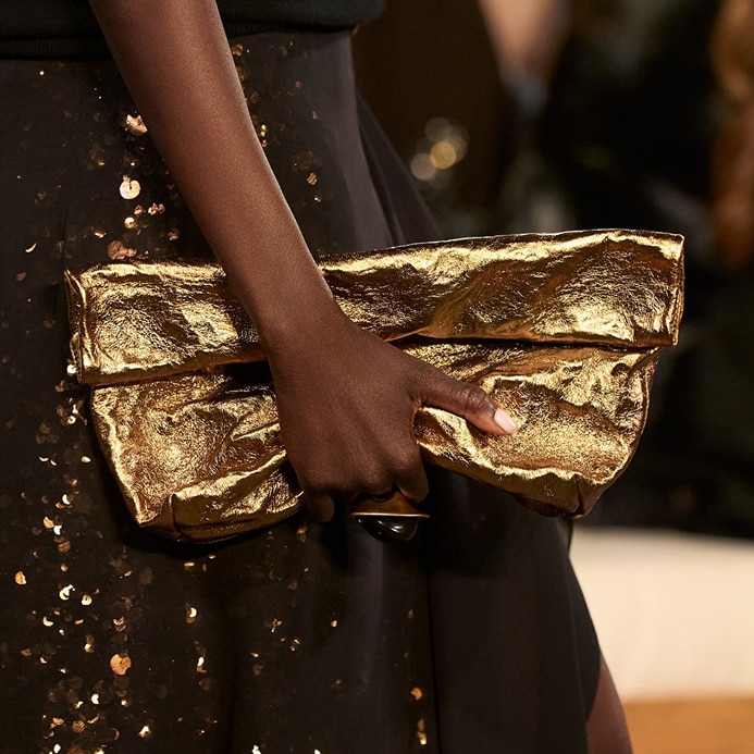bolso de mano de la colecci&oacute;n en tono dorado